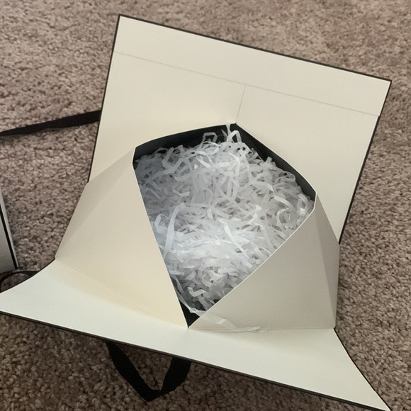 CHANEL gift box - Picture 2 of 3